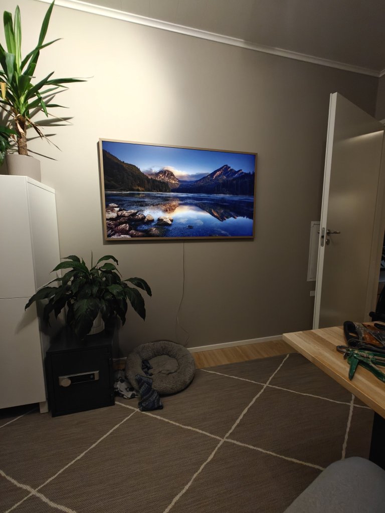 Työhuonne pelkällä televisiolla.