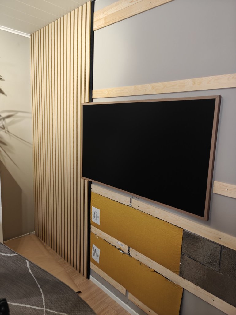 Televisio upotettiin riman sisään.